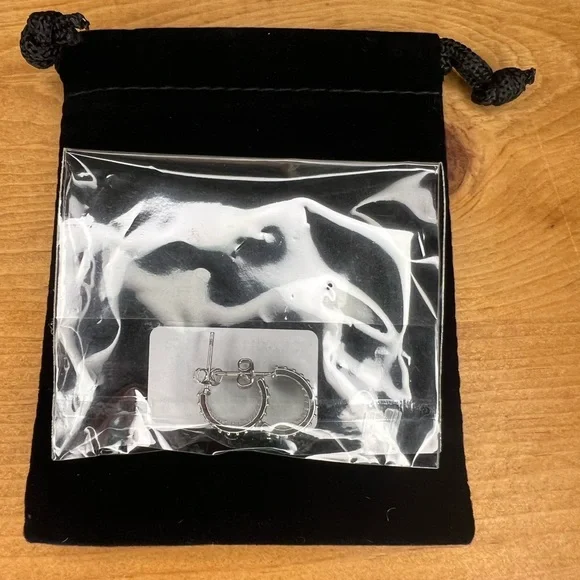 NWT Macy’s Half Hoop Earrings Emerald Green with Black Dust Cover - Picture 5 of 8